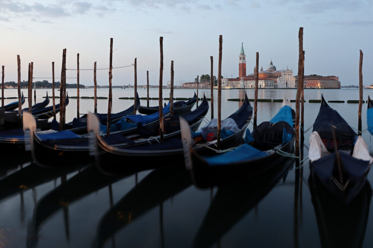 Blick vom Markusplatz in Venedig auf San Giorgio Maggiore am frühen Morgen