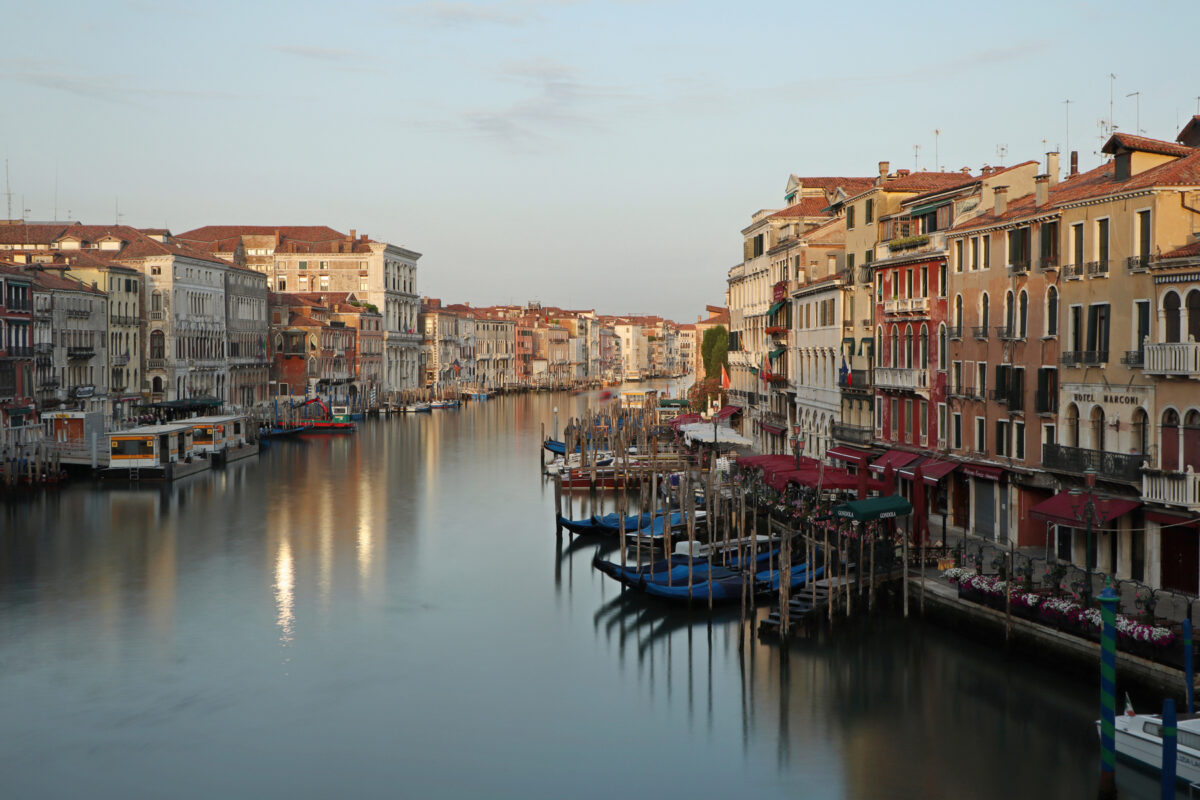 Der Canal Grande in Venedig morgens zur goldenen Stunde von der Rialtobrücke