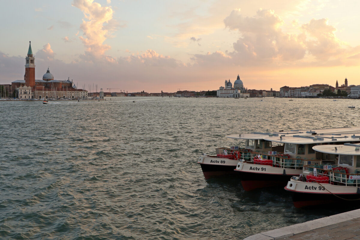 Sonnenuntergang über dem Becken von San Marco in Venedig