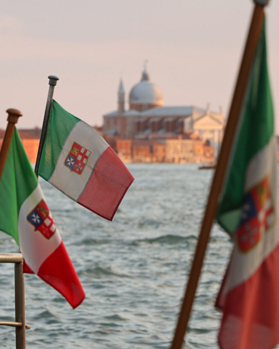 Venedig Blick auf Giudecca und Il Redentore bei Sonnenuntergang Hochformat