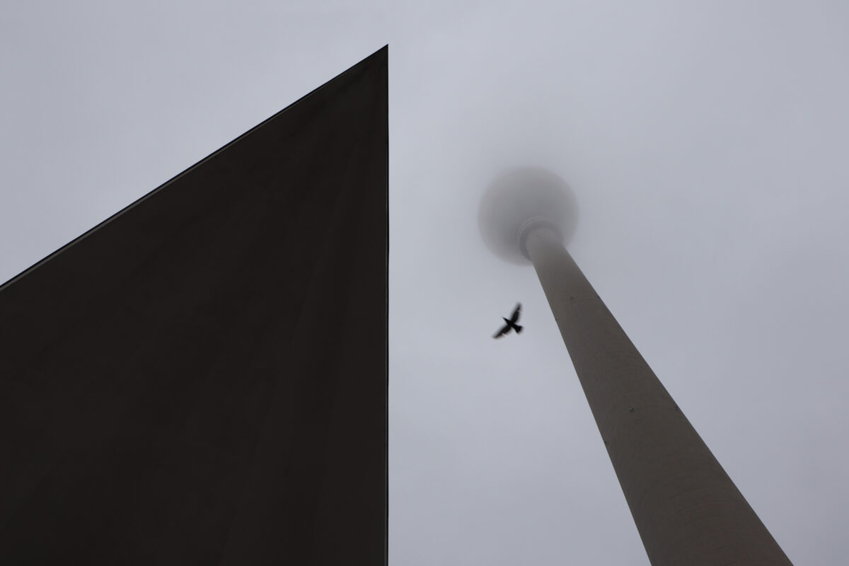Berlin Alexanderplatz Fernsehturm im Nebel