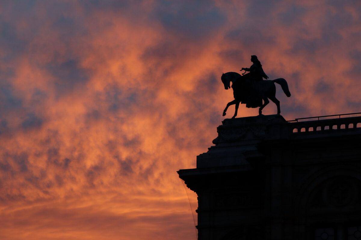Statue auf der Wiener Staatsoper im Sonnenuntergang Foto