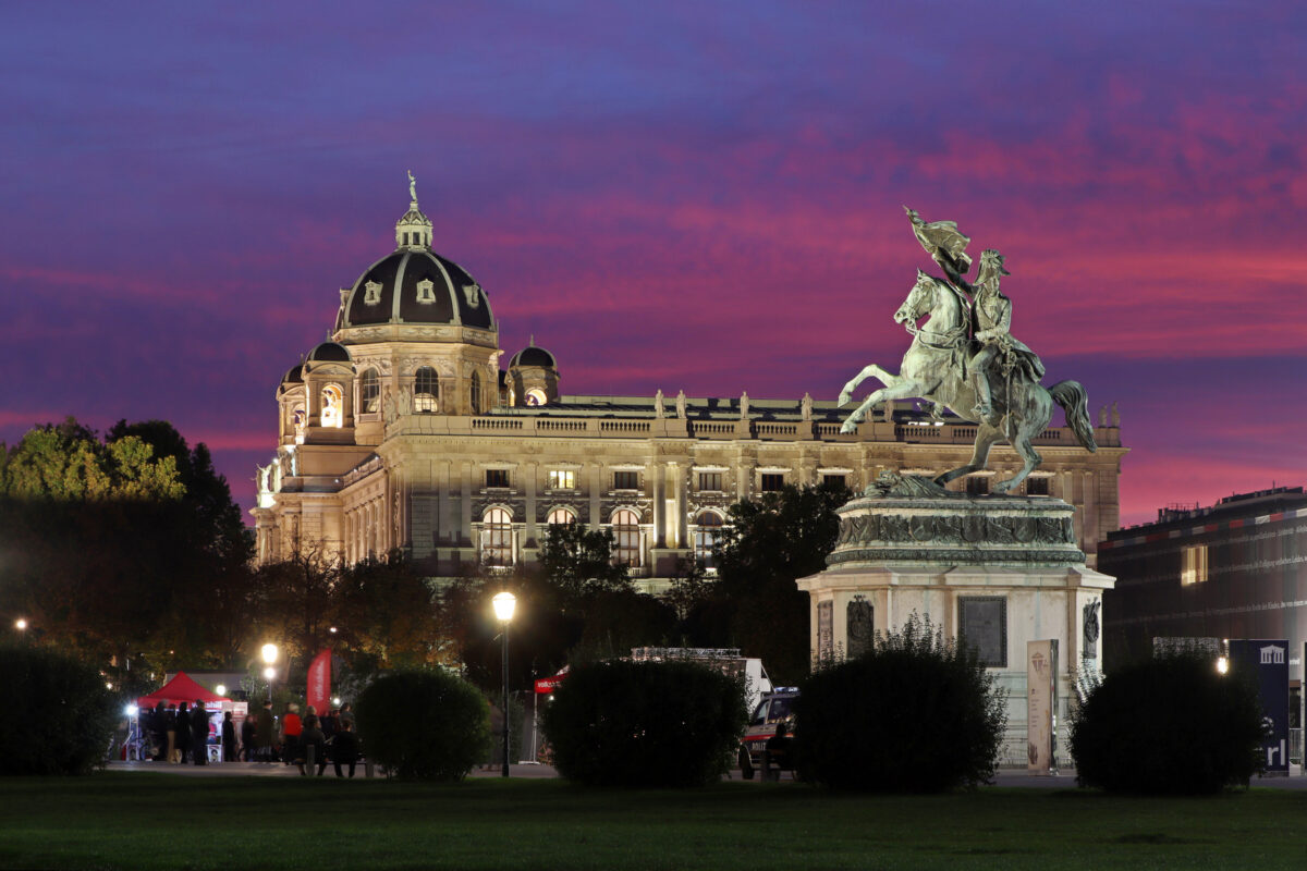 Wien Heldenplatz Naturhistorisches Museum zur Blauen Stunde mit Abendrot
