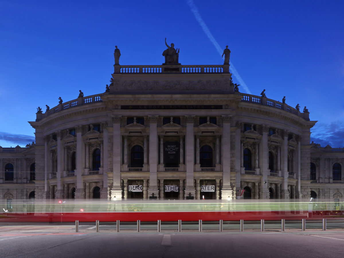 Wien Burgtheater zur Blauen Stunde Trambahn Langzeitbelichtung