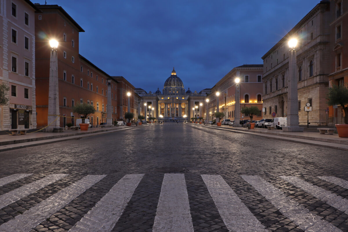 Rom Petersdom Vatikan am Frühen Morgen Blaue Stunde Langzeitbelichtung Reisefotografie Italien