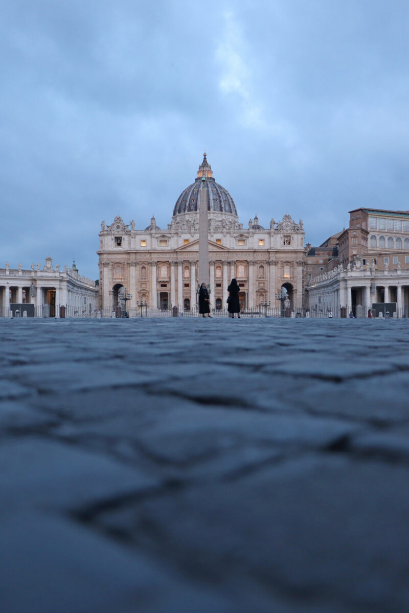 Rom Nonnen vor dem Petersdom Vatikan am Frühen Morgen Reisefotografie Italien