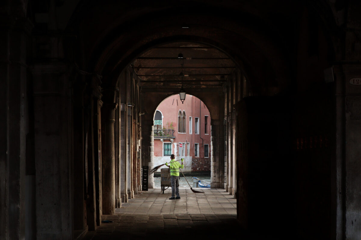 Venedig San Polo am Frühen Morgen Straßenkehrer Streetfotografie Reisefotografie Italien