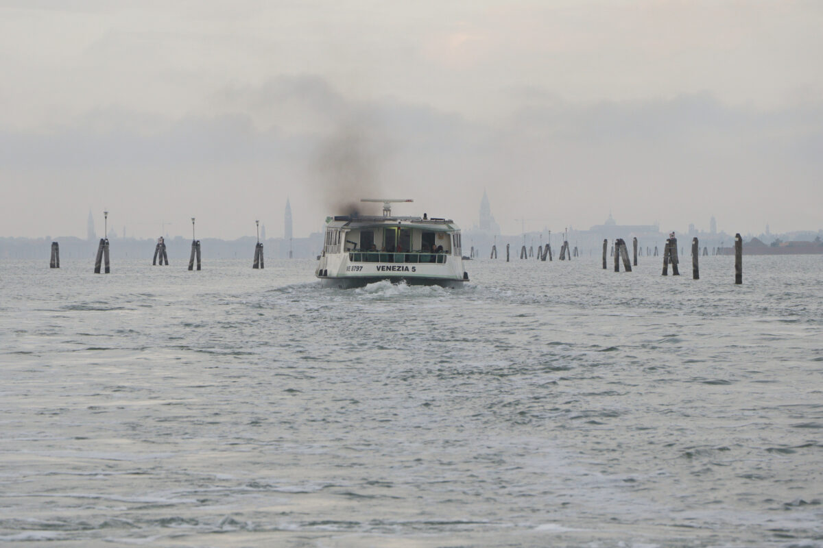 Venedig Vaporetto in der Lagune am Frühen Morgen Nebel Reisefotografie Italien