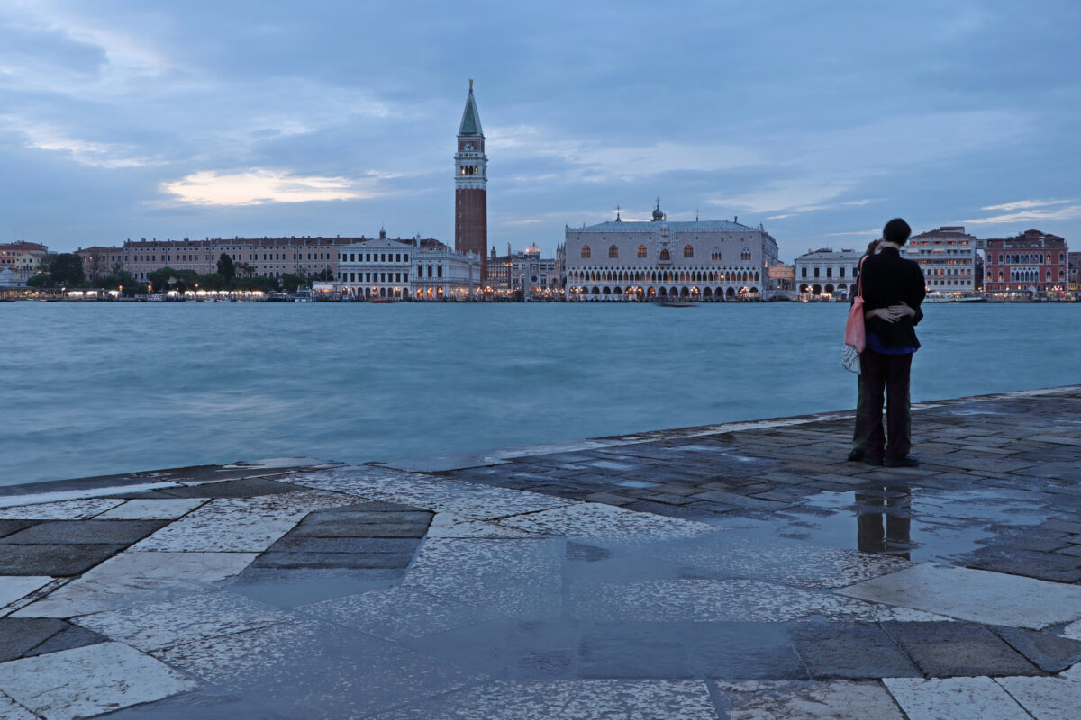 Venedig küssendes Pärchen auf San Giorgio Maggiore Dogenpalast Markusplatz San Marco Abendstimmung Blaue Stunde Langzeitbelichtung Reisefotografie Italien
