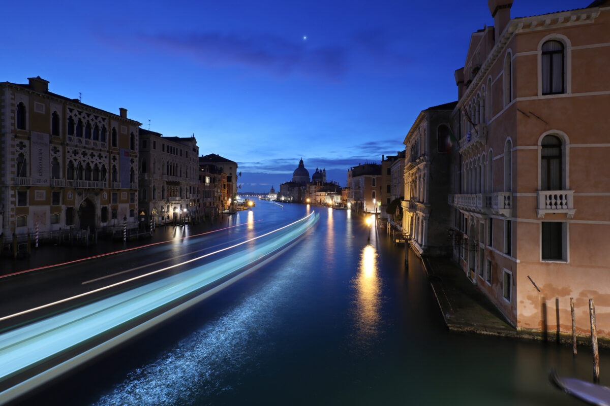 Venedig Ponte dell'Accademia Santa Maria della Salute Canal Grande am Frühen Morgen Blaue Stunde Langzeitbelichtung Lighttrails Reisefotografie Italien