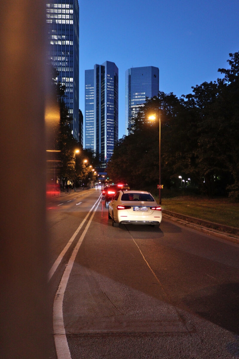 Frankfurt am Main Deutschland Hochhäuser Taxi Blaue Stunde