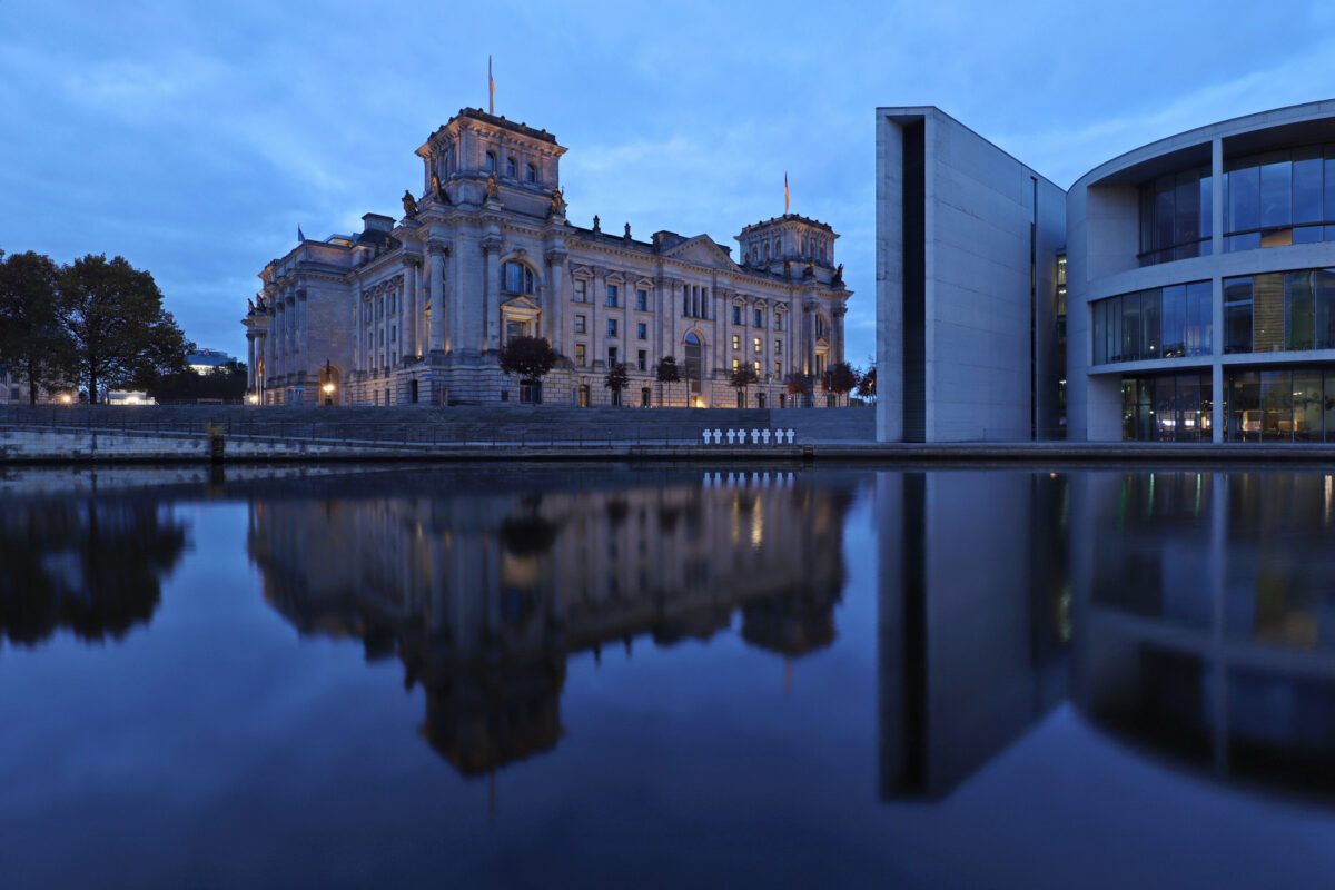 Berlin Deutschland Deutscher Bundestag Regierungsviertel am Frühen Morgen Spree Spiegelung Blaue Stunde Langzeitbelichtung Reisefotografie Architekturfotografie