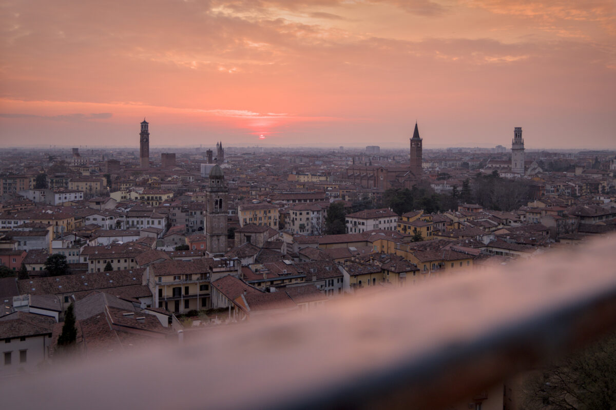 Verona Italien Veronetta San Zeno in Monte Sonnenuntergang mit Ausblick auf die Altstadt