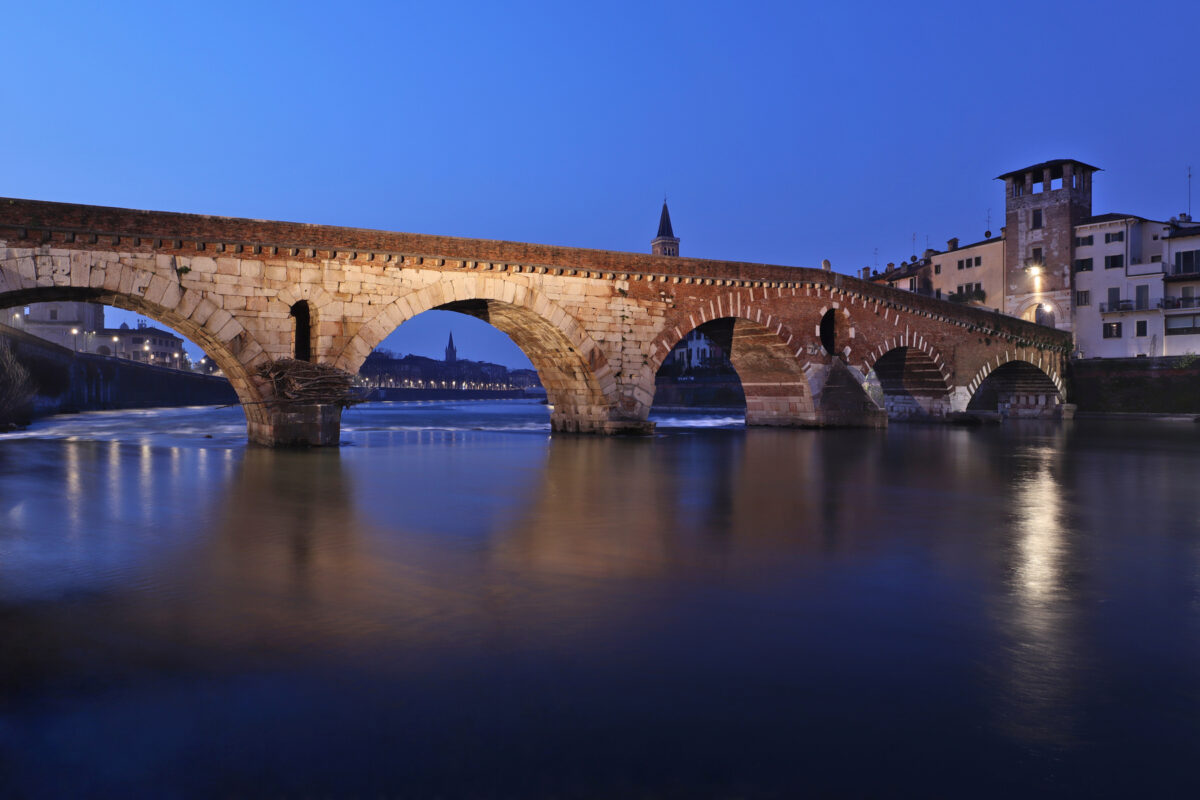 Ponte Pietra zur Blauen Stunde Verona Italien Langzeitbelichtung