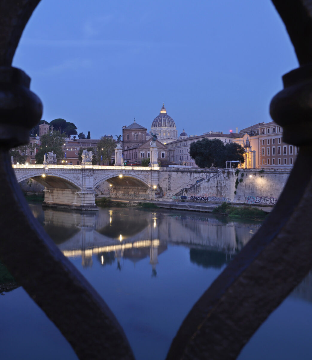 Italien Rom Roma Ponte Sant'Angelo Tiber Tevere Petersdom am Morgen Blaue Stunde