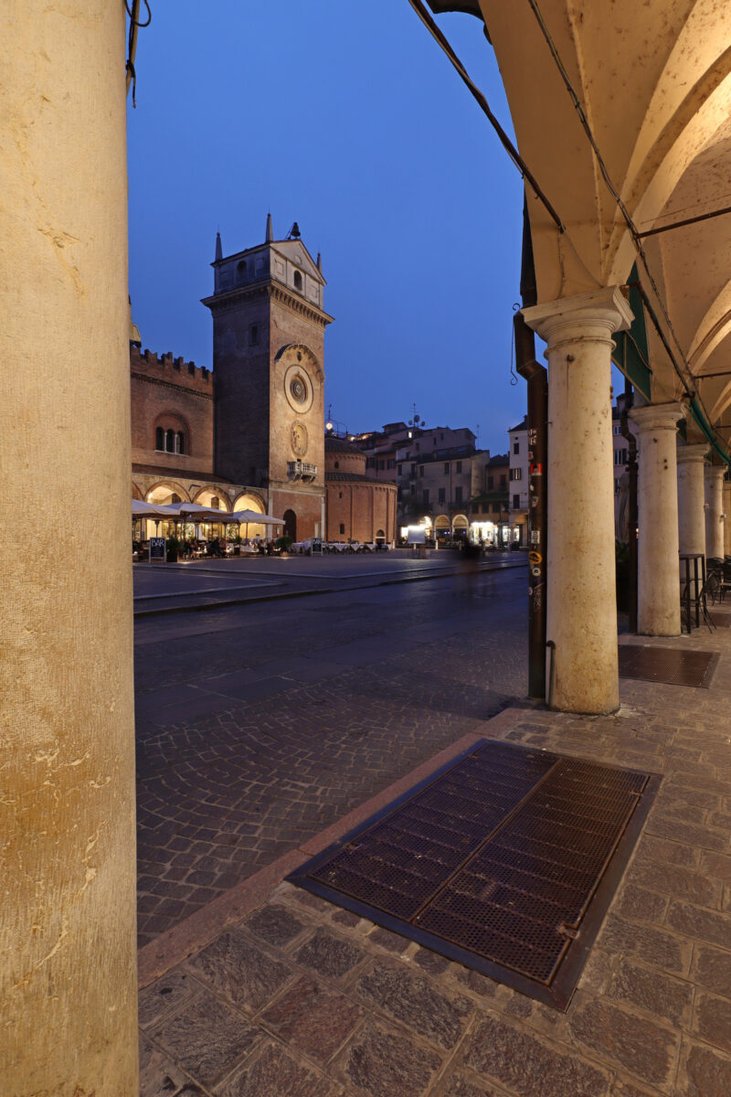 Piazza delle Erbe in Mantua zur Blauen Stunde Lombardei Italien Mantova