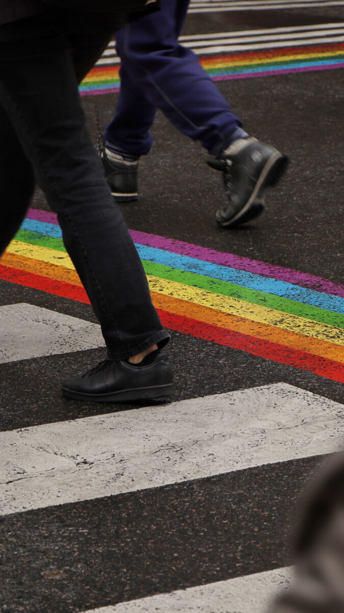 Paris Rue des Archives Pride Regenbogen-Zebrastreifen Streetfotografie