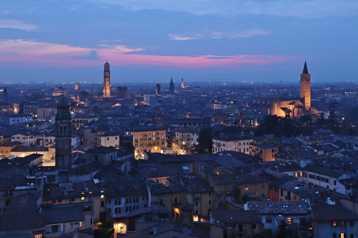 Verona Italien San Zeno in Monte View Ausblick Sonnenuntergang Sunset Blaue Stunde Blue Hour