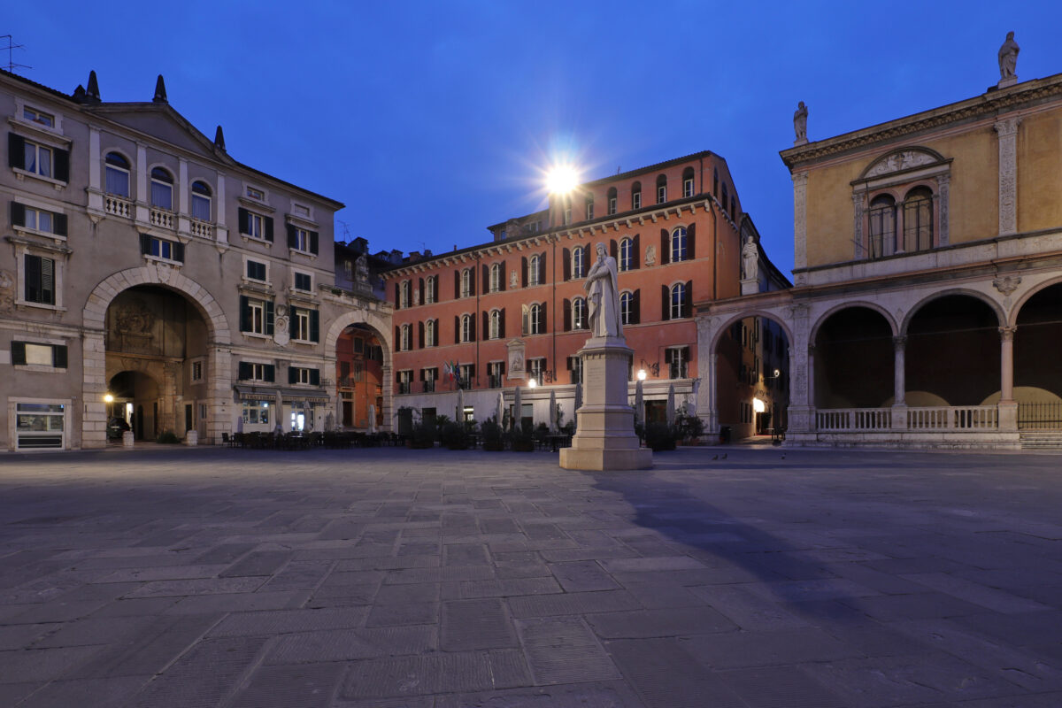 Verona Italien Piazza dei Signori Morgens Blaue Stunde Blue Hour Altstadt