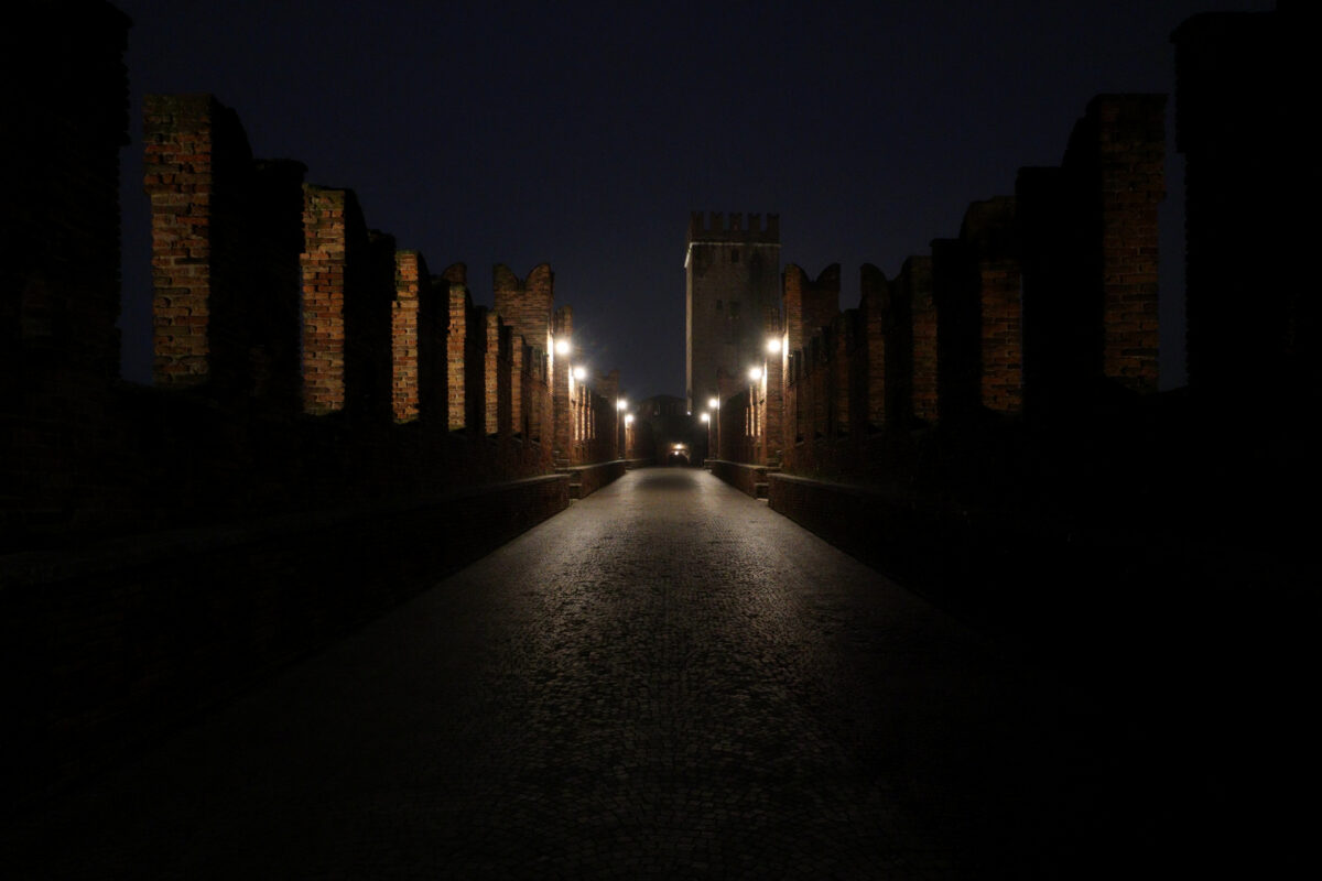 Verona Italien Ponte di Castelvecchio morgens nachts im Dunkeln