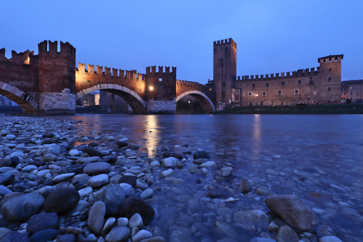 Verona Italien Ponte di Castelvecchio Etsch Adige morgens Blaue Stunde Blue Hour