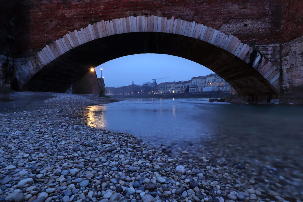 Verona Italien Ponte di Castelvecchio Etsch Adige morgens Blaue Stunde Blue Hour