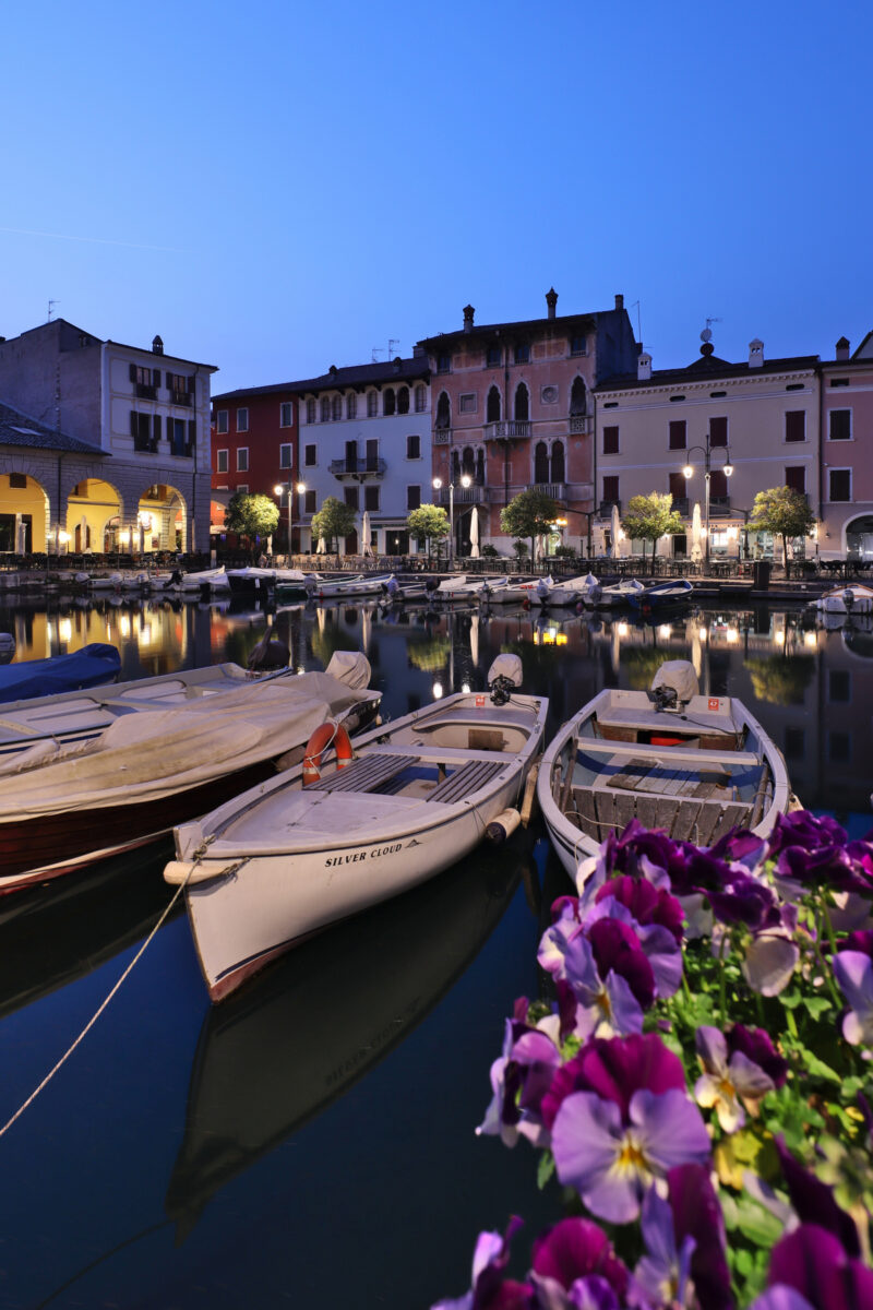 Desenzano del Garda Gardasee Lago di Garda Hafen Porto Harbour Fischerboot Blaue Stunde Abends Blue Hour