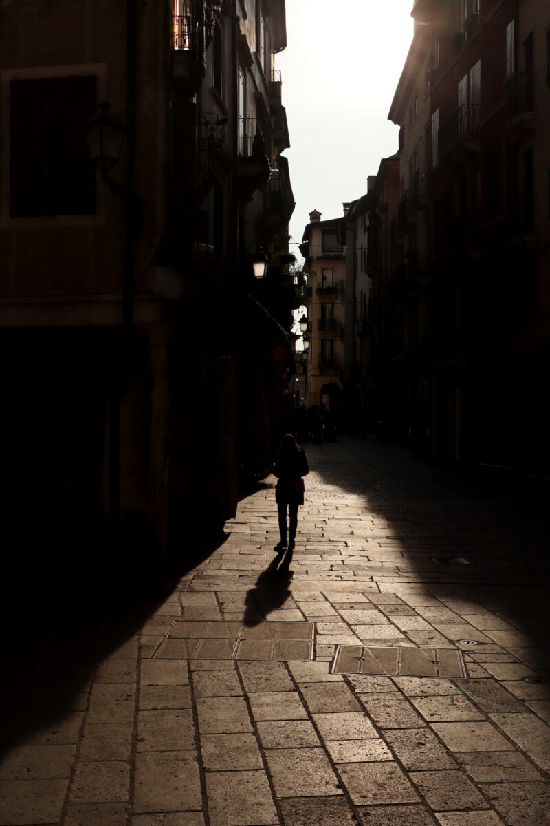 Vicenza Italien Streetphotography Licht und Schatten Altstadt Gasse