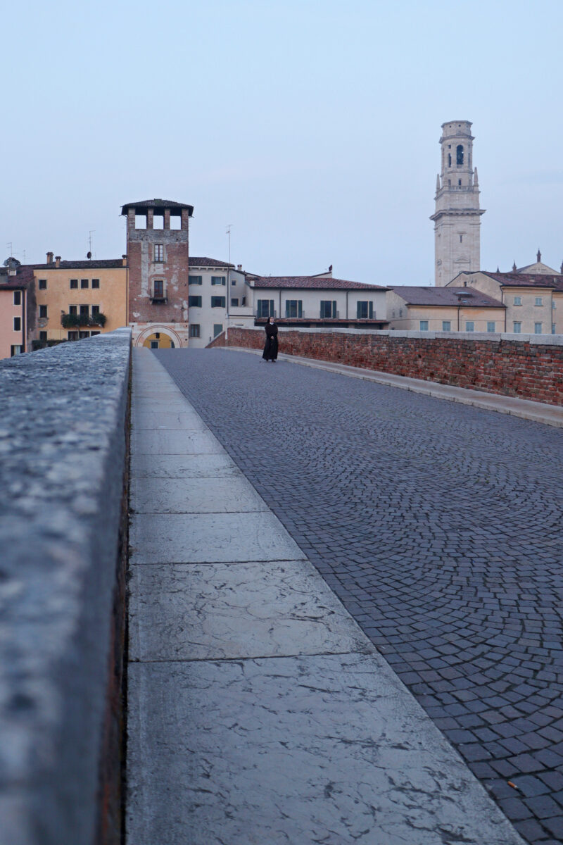 Verona Italien Ponte Pietra Nonne morgens