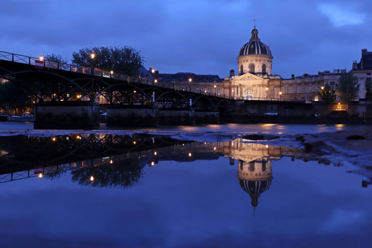 Paris Blue Hour Blaue Stunde Seine Ufer Pont des Arts Reflection Institut de France