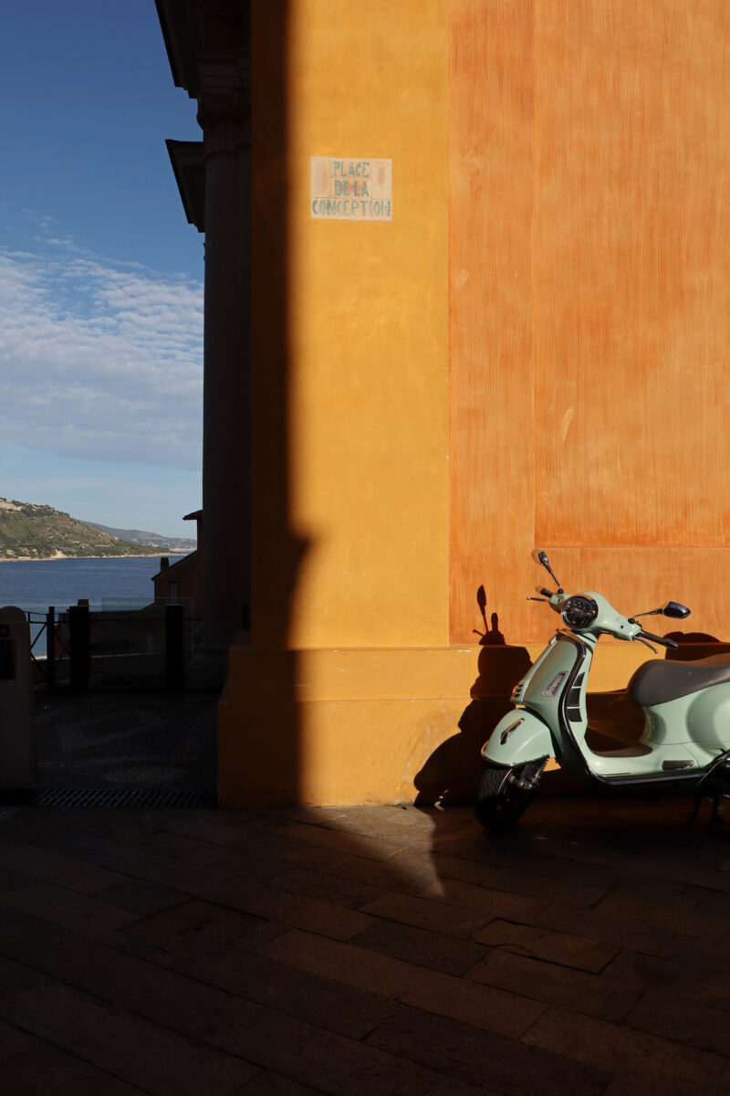 Menton Côte d'Azur Altstadt Vespa Goldene Stunde Meerblick