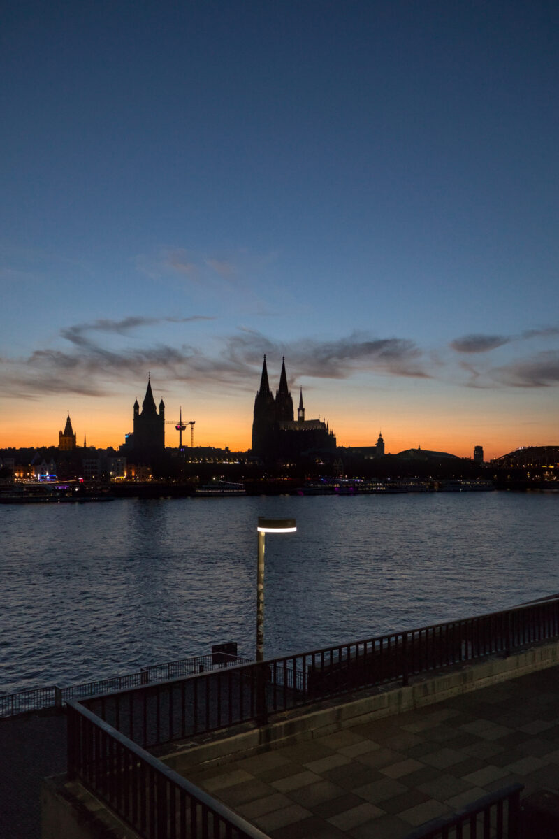 Köln Kölner Dom Rhein Uferpromenade Sonnenuntergang Blaue Stunde Abends