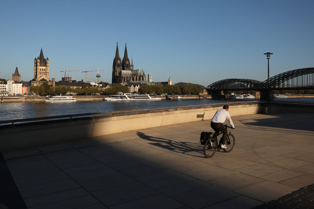 Köln Uferpromenade Rhein Streetfotografie Fahrradfahrer Dom