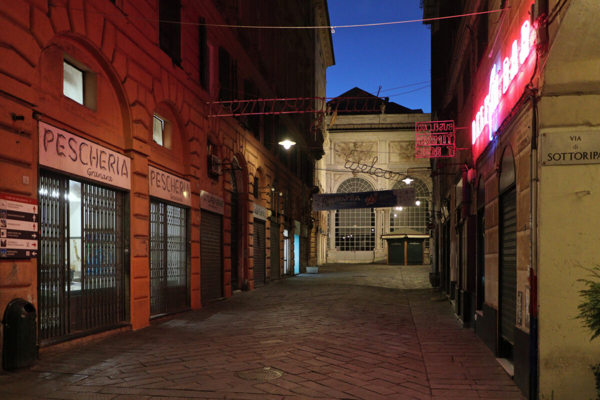 Genua Genova Blaue Stunde Altstadt Hafen Gasse Ligurien Italien Reisefotografie