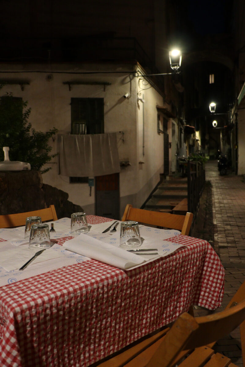 Sanremo Altstadt La Pigna Gasse bei Nacht Restaurant Tisch Ligurien Italien Reisefotografie