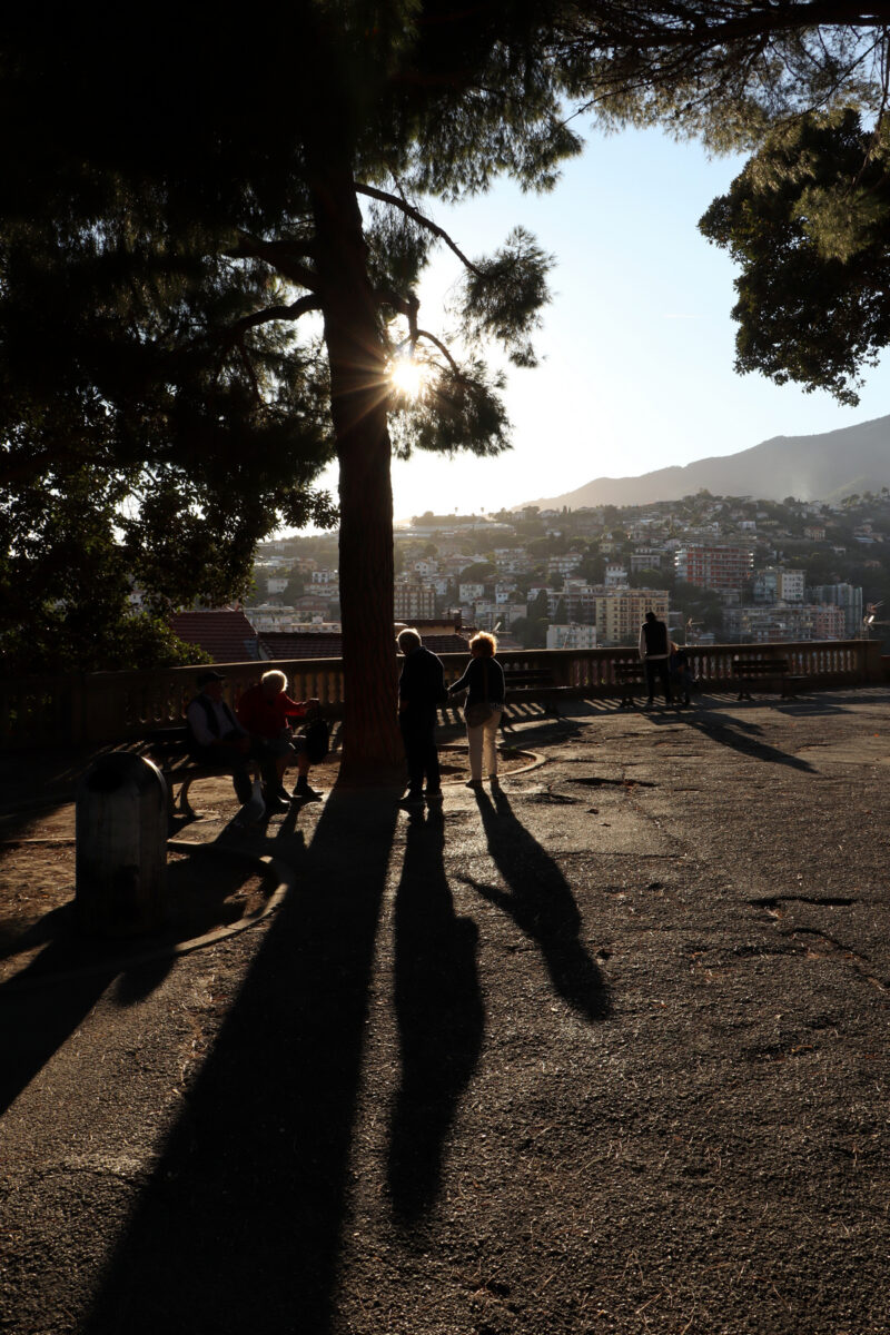 Sanremo La Pigna Punto Panoramico Viewpoint Gegenlicht Streetfotografie Ligurien Italien Reisefotografie