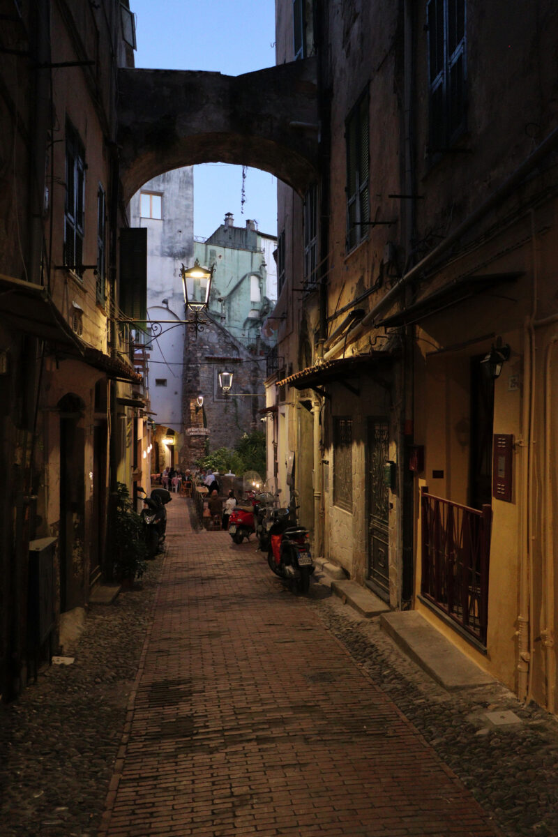 Sanremo La Pigna città vecchia Altstadtgasse Blaue Stunde Abendstimmung