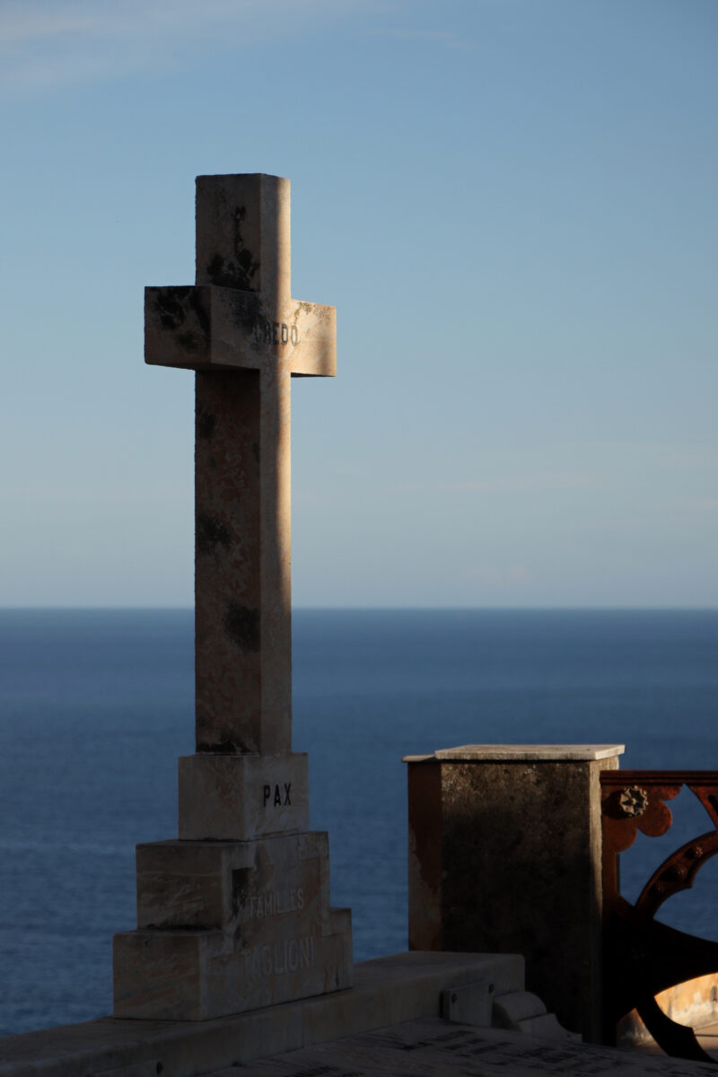 Menton Côte d'Azur alter Friedhof Cimetière du Vieux Château Goldene Stunde Ausblick Meer Reisefotografie