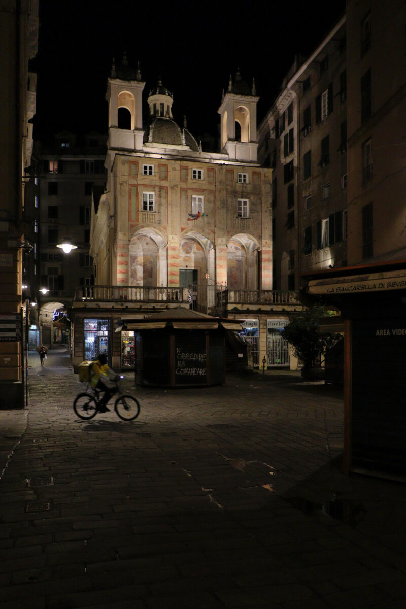 Genua Genova Altstadt Platz Piazza Banchi Abends Nachts Kirche San Pietro in Banchi Genua Genova Ausblick Viewpoint Punto Panoramico Villetta di Negro Hafen Altstadt Palazzi Ascensore di Castelletto Levante Ligurien Italien Reisefotografie