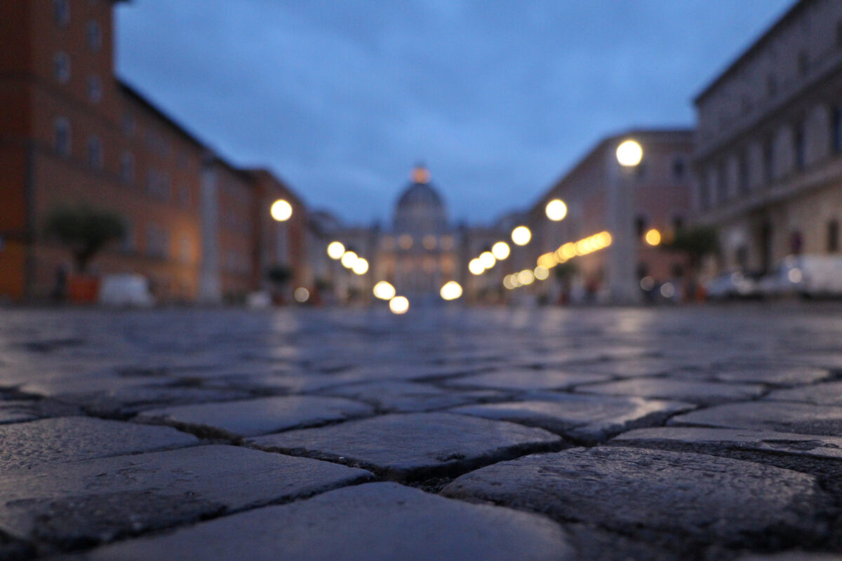 Rom Via della Conciliazione Petersdom Vatikan am frühen Morgen Blaue Stunde Details