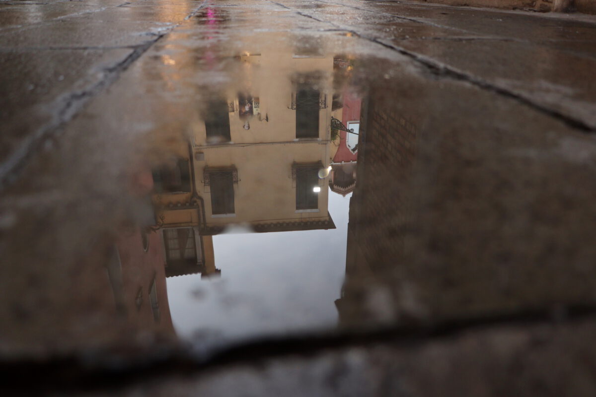 Venedig Venezia Regen Gasse San Marco Pfütze Spiegelung