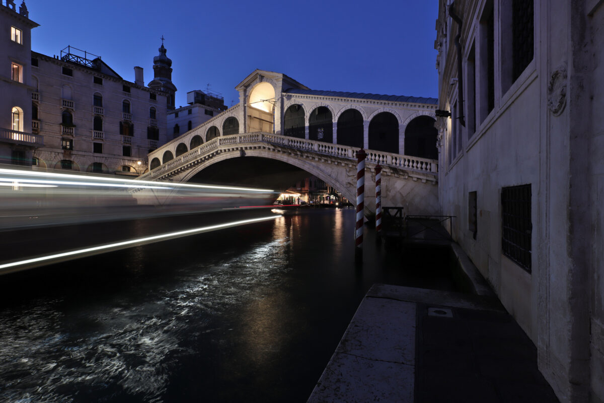 Venedig Venezia Ponte di Rialto Rialtobrücke Canal Grande Morgens Blaue Stunde Langzeitbelichtung