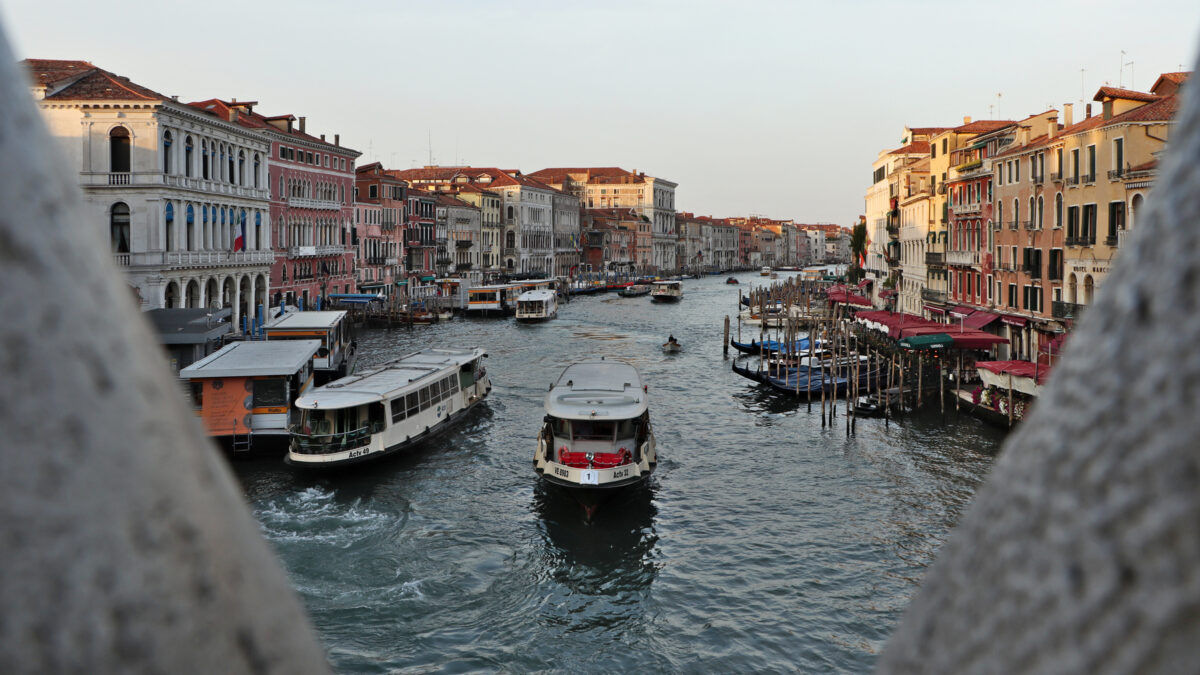 Venedig Venezia Canal Grande Morgens Goldene Stunde Vaporetto Rialtobrücke