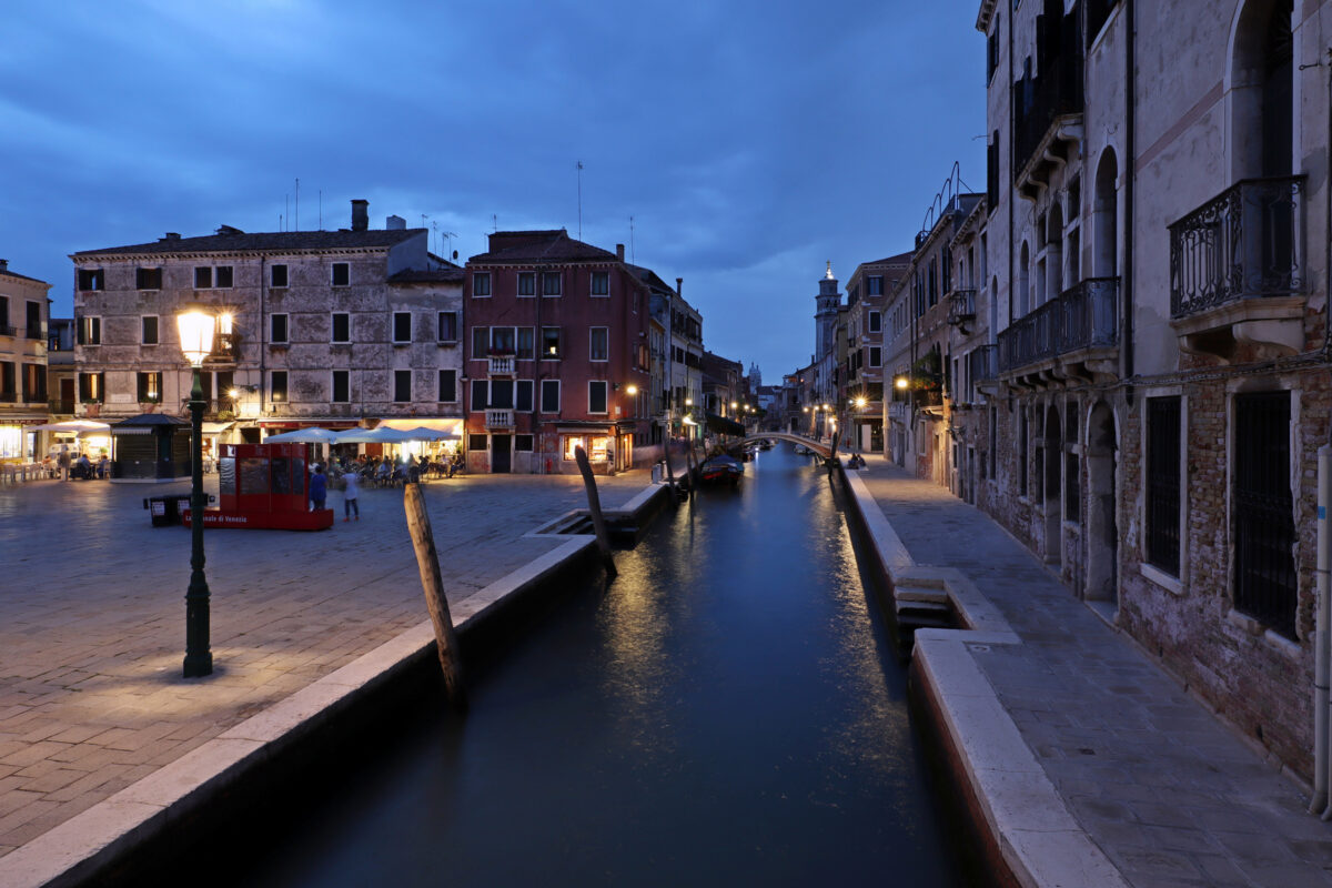 Venedig Venezia Dorsoduro Campo San Barnaba Abends Blaue Stunde Langzeitbelichtung