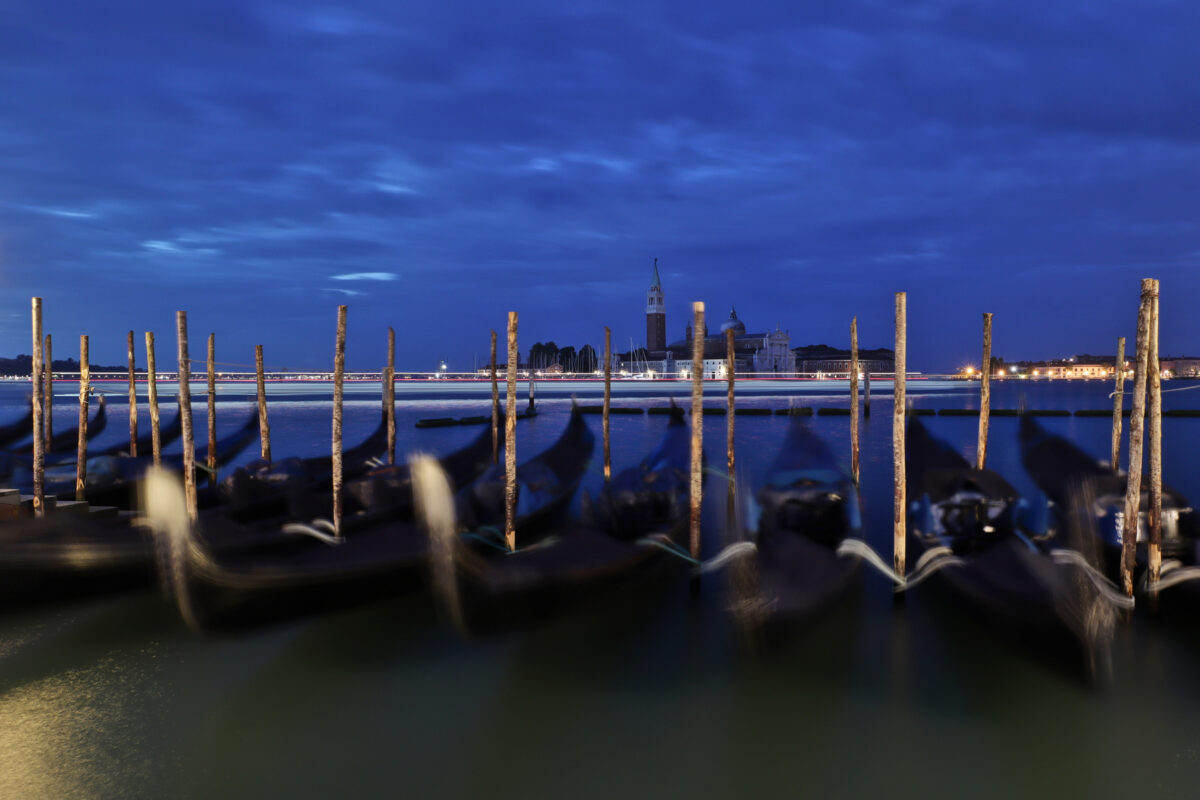 Venedig Venezia Traghetto Gondole San Marco San Giorgio Maggiore Morgens Langzeitbelichtung Blaue Stunde