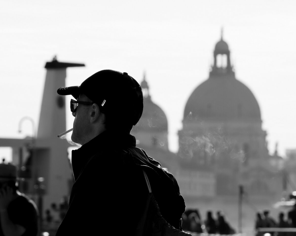 Venedig Venezia Riva degli Schiavoni Streetfotografie Raucher vor Santa Maria della Salute