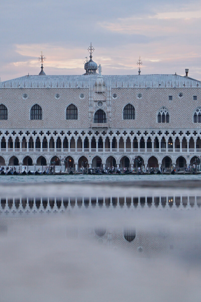 Venedig Venezia San Giorgio Maggiore Ausblick auf den Palazzo Ducale Spiegelung Abends Dämmerung