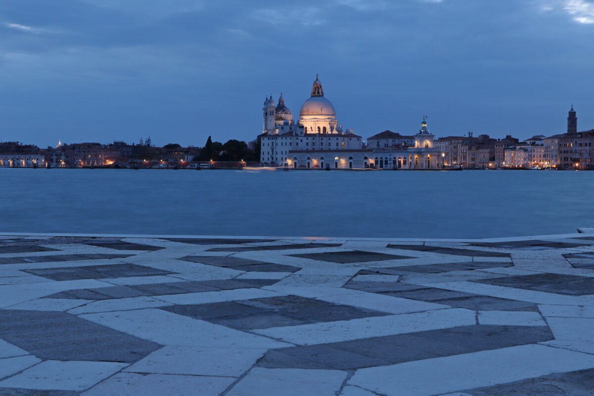 Venedig Venezia San Giorgio Maggiore Bodenmuster Ausblick auf Santa Maria della Salute Blaue Stunde Langzeitbelichtung