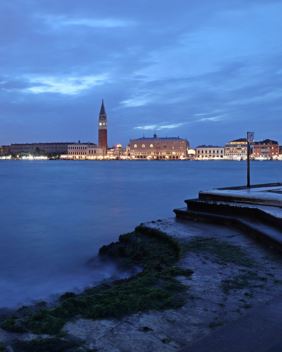 Venedig Venezia San Giorgio Maggiore Blaue Stunde Abends Ausblick auf den Markusplatz Langzeitbelichtung