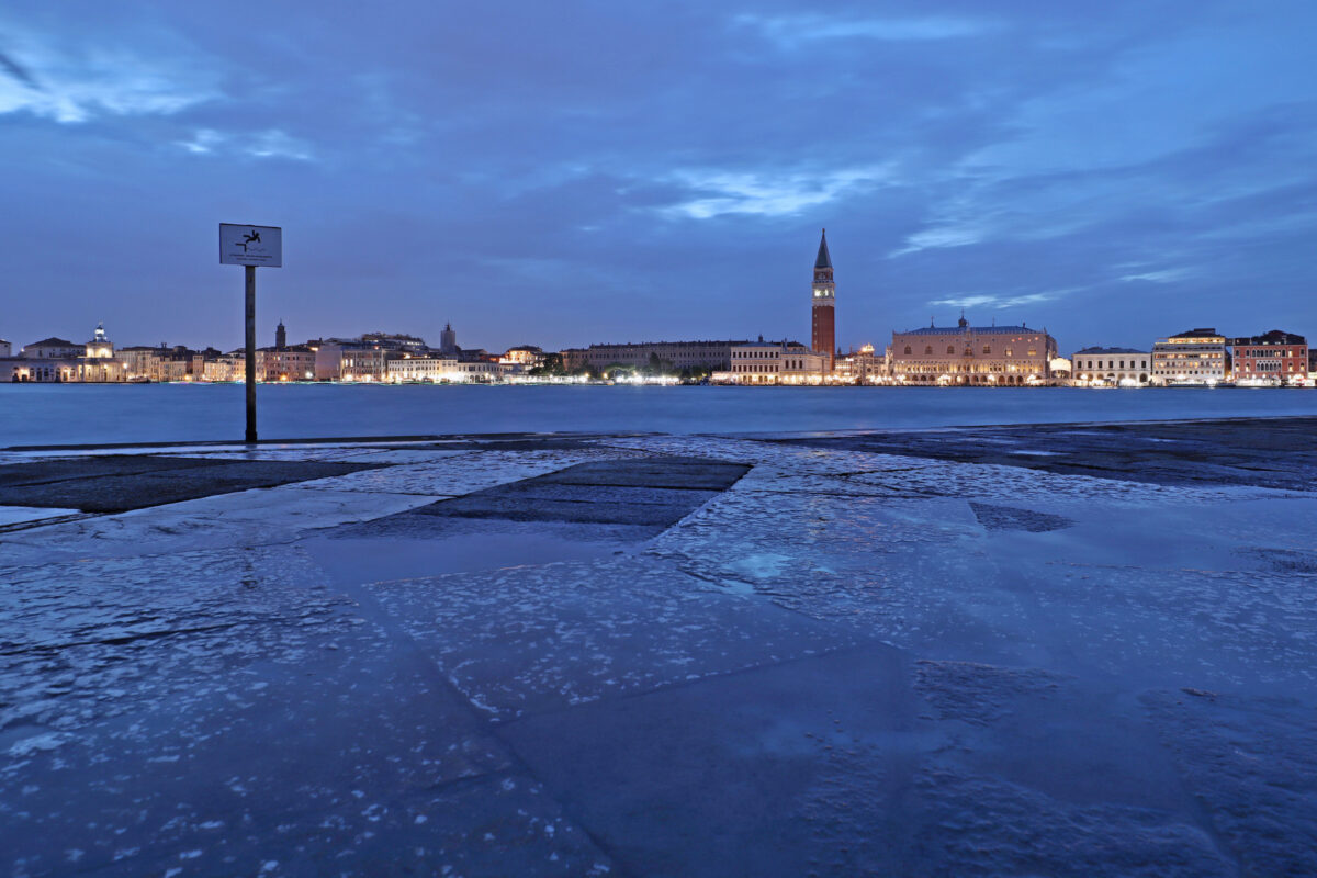 Venedig Venezia San Giorgio Maggiore Bodenmuster Blaue Stunde Abends Ausblick auf den Markusplatz Langzeitbelichtung